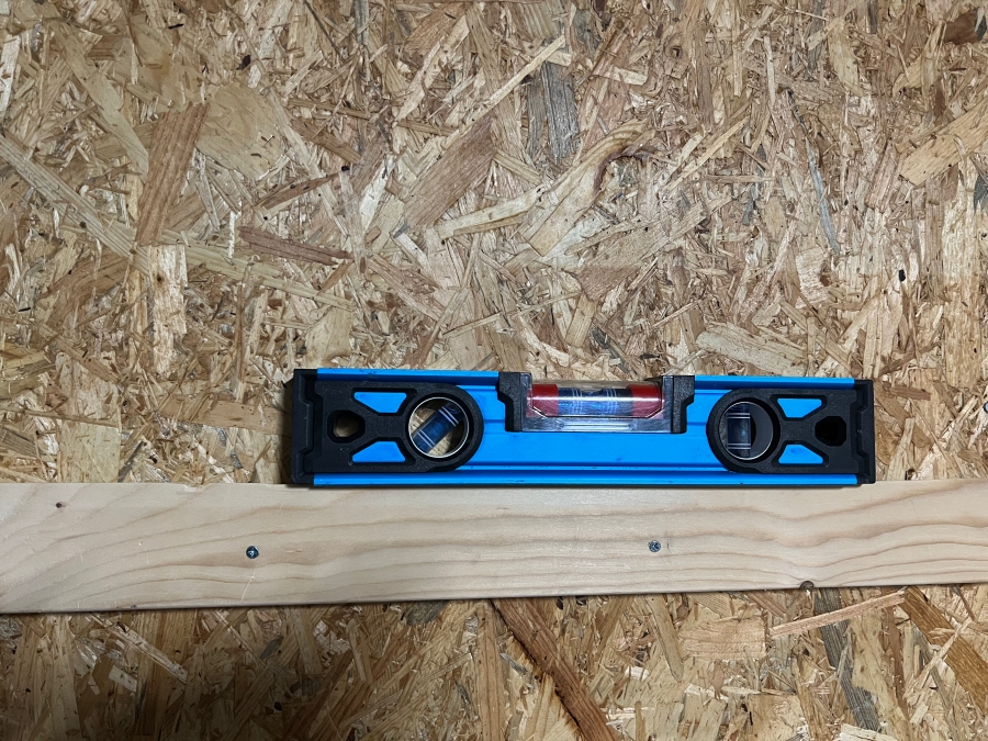 水平器を使いながら壁にフレンチクリートを取り付けた様子