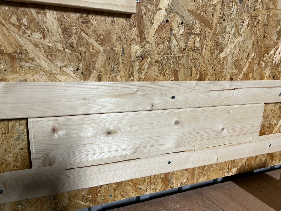 スペーサーを使いながら壁にフレンリクリートを取り付けた画像