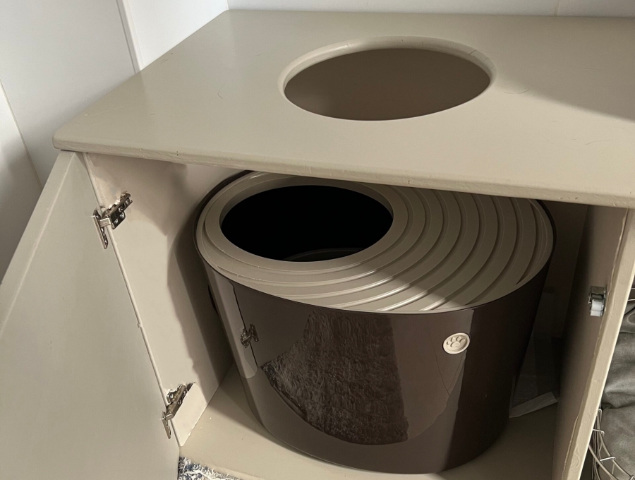 DIYで作った収納棚に猫用トイレを収納した画像