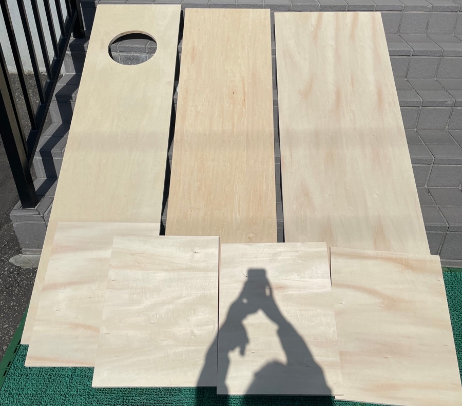 猫用トイレ収納棚に使う木材をカットした画像