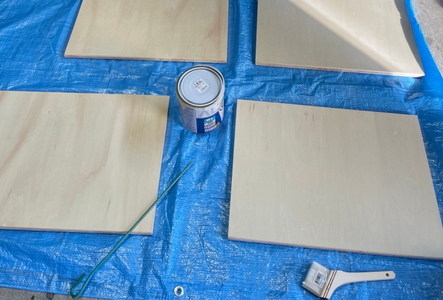 木材に塗料を塗る様子