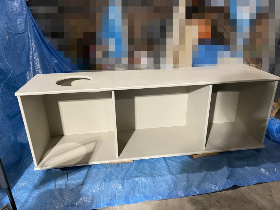 猫用トイレ収納棚を組み立てる様子