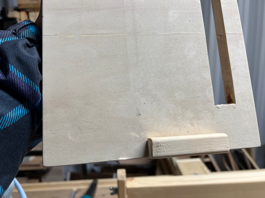 丸ノコの支えとなる木材を取り付けた画像