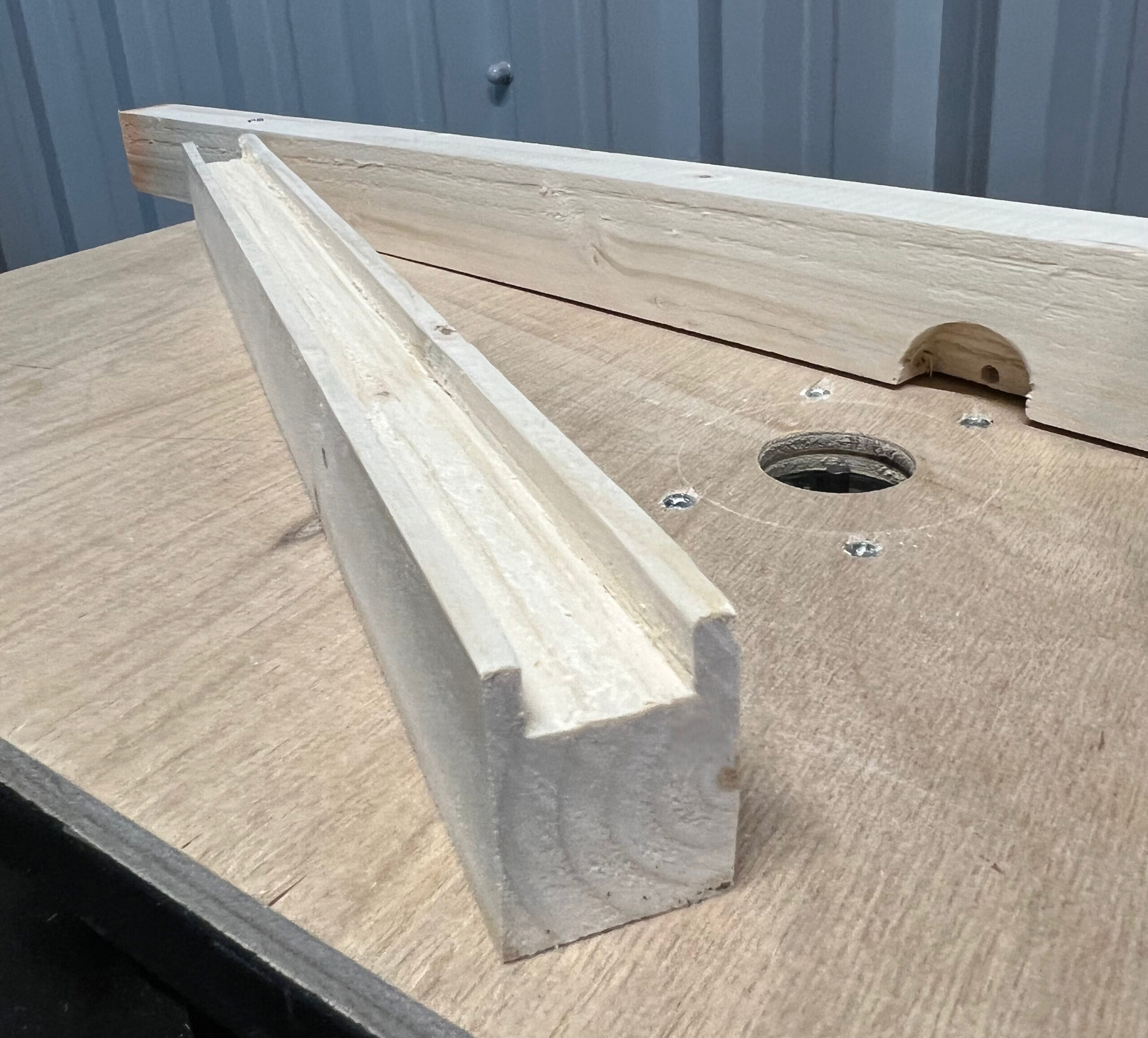 自作トリマーテーブルで溝掘りした木材