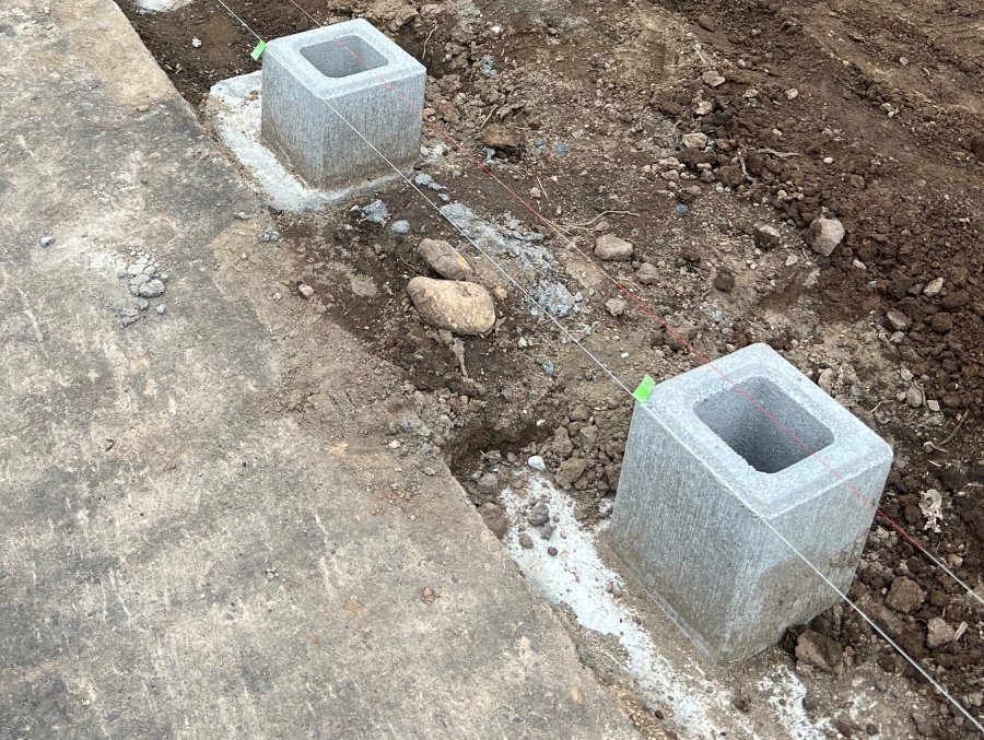 水糸に合わせながら設置した独立基礎ブロックの画像