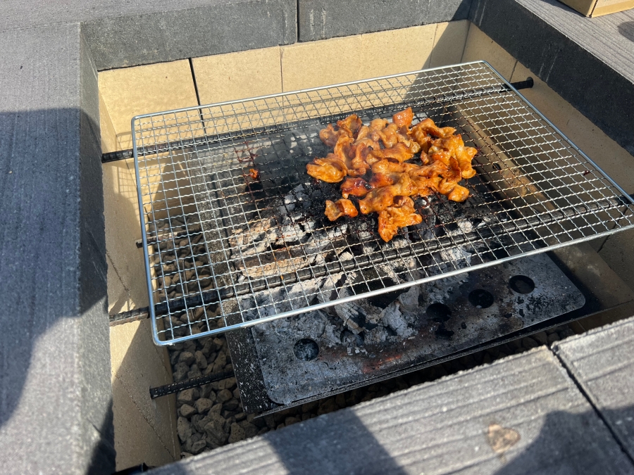 ファイヤーピット・BBQコンロで肉を焼く様子