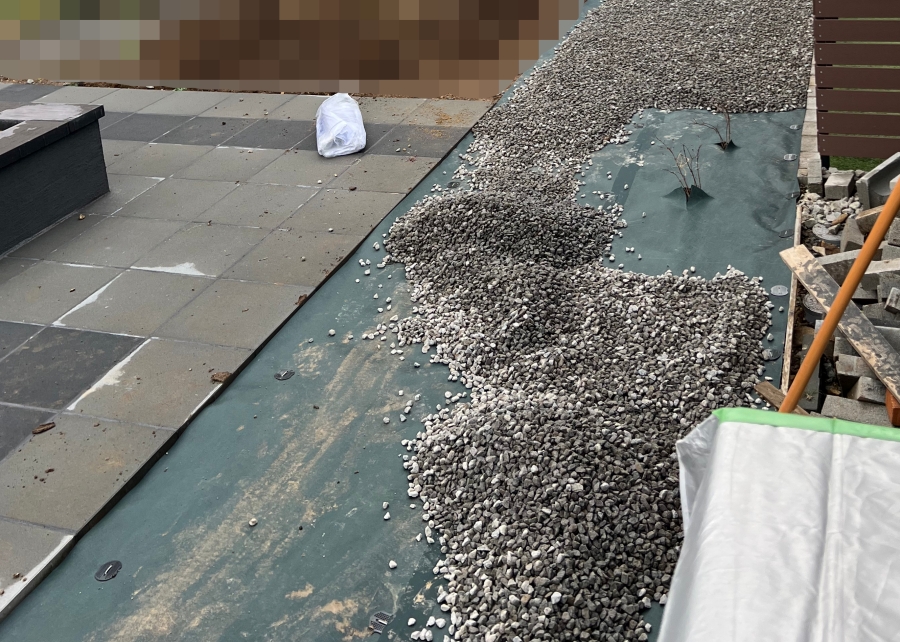 防草シートの上に砂利を敷いて均す画像