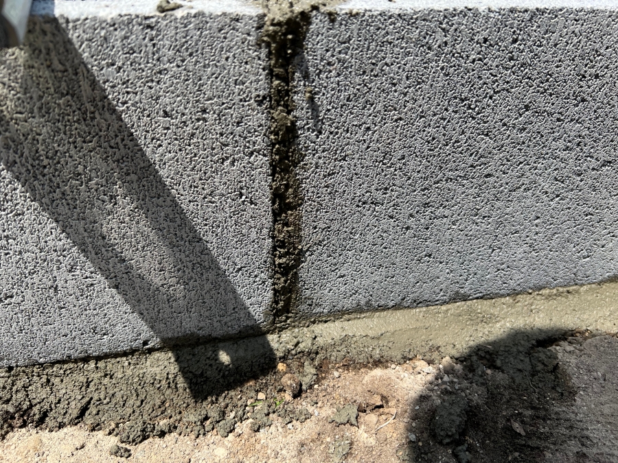 はみ出たモルタルをブロックに沿わせて削ぎ取ったあとの目地