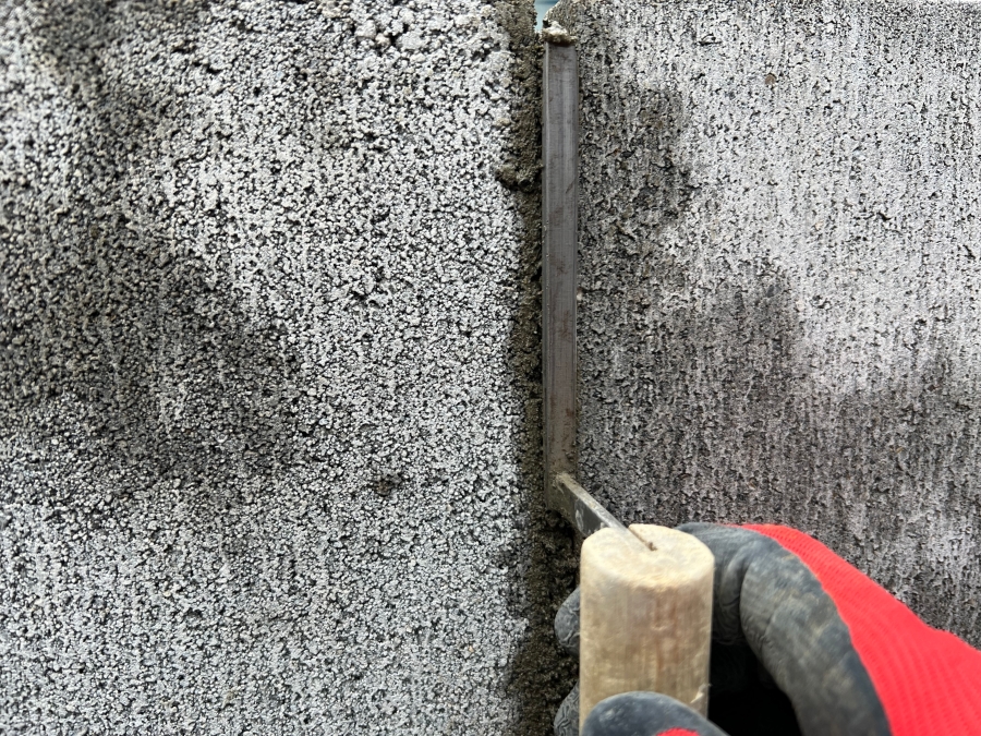 目地鏝でブロック塀の目地を仕上げる様子の画像