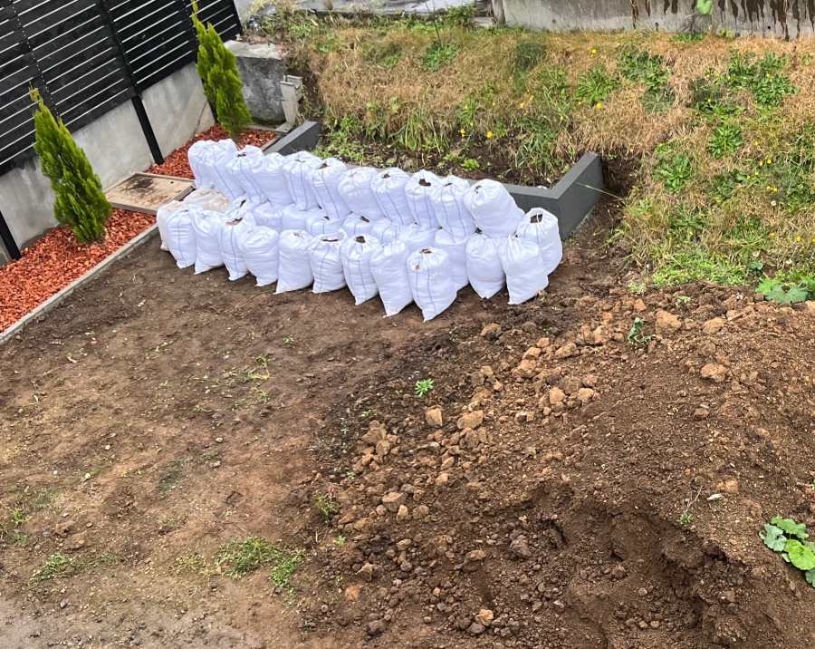 庭の余った土を土嚢複利に詰めて保管した様子の画像