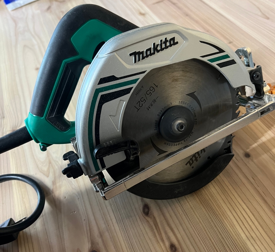 マキタの電源式丸ノコ”M565”の画像