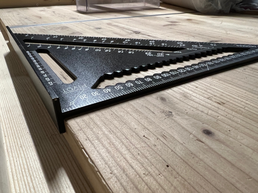 スピードスクエア(三角定規)で直角を出す画像