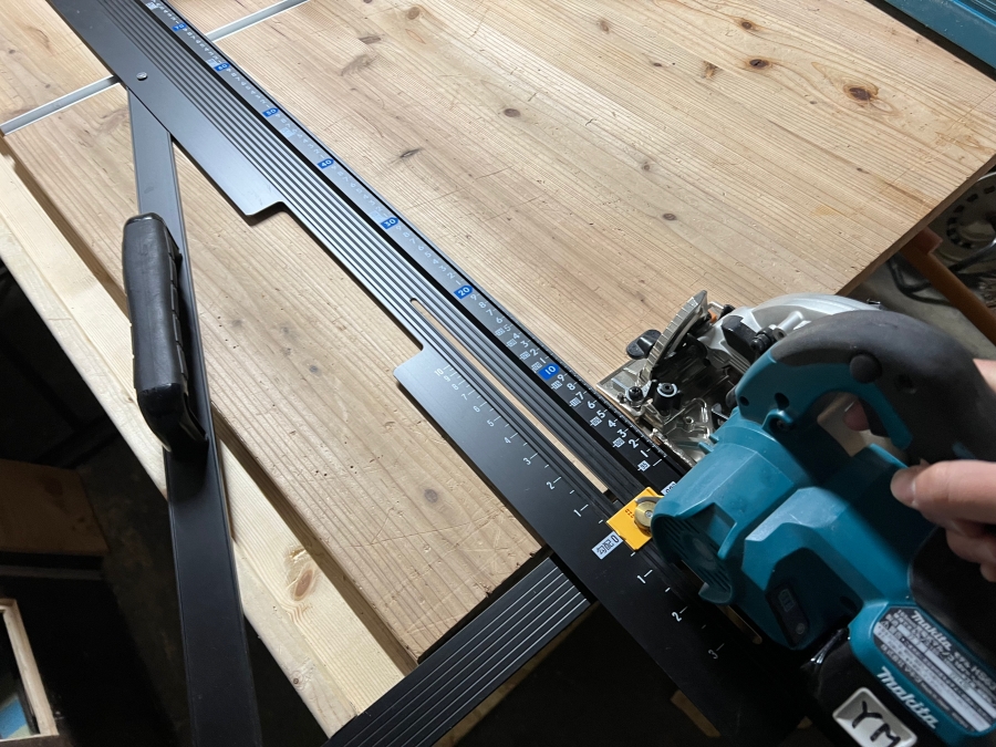 丸ノコガイド定規と丸ノコで木材をカットする画像