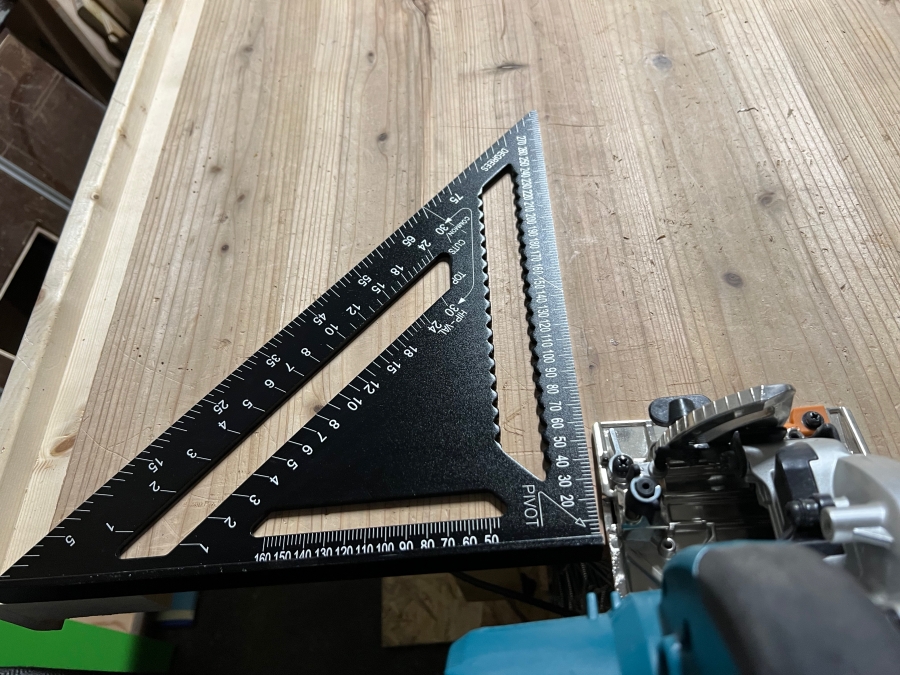 スピードスクエアと丸ノコを使って木材をカットする画像