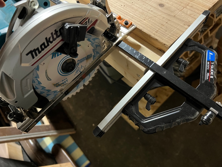 Tスライドガイドと丸ノコで木材をカットする画像