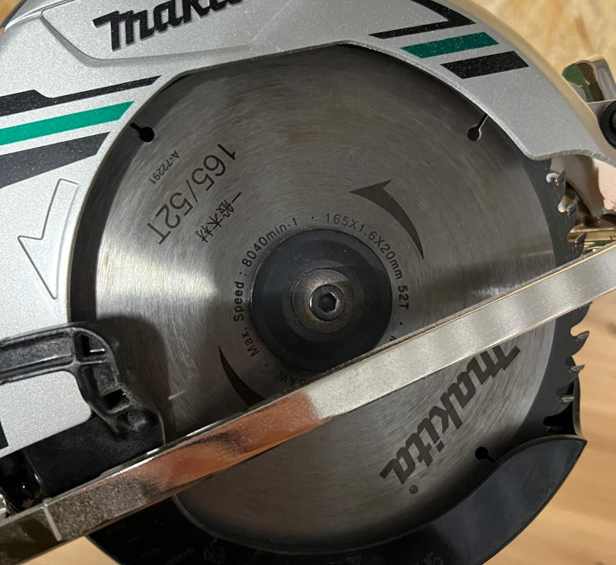 刃のつけ外し部分が写ったマキタの丸ノコ