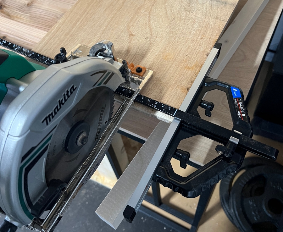 マキタの丸ノコ”M565”で木材を切る様子