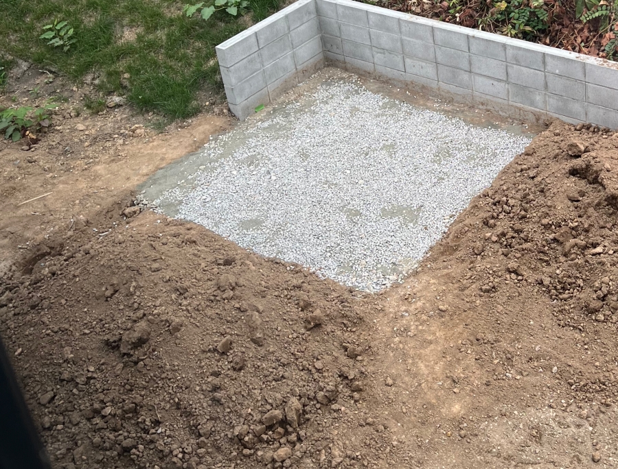 穴を掘って砕石を詰めた画像
