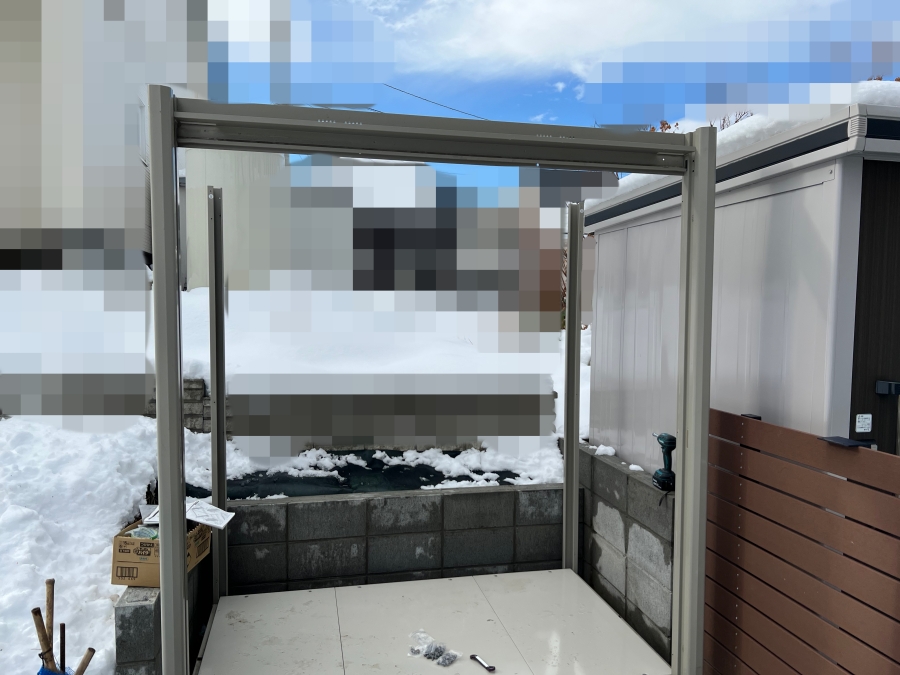 物置の床パネルと支柱を組み立てた画像