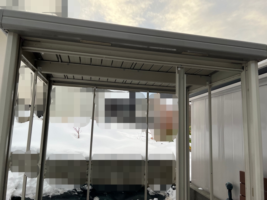物置の床パネル・支柱・屋根を取り付けた画像
