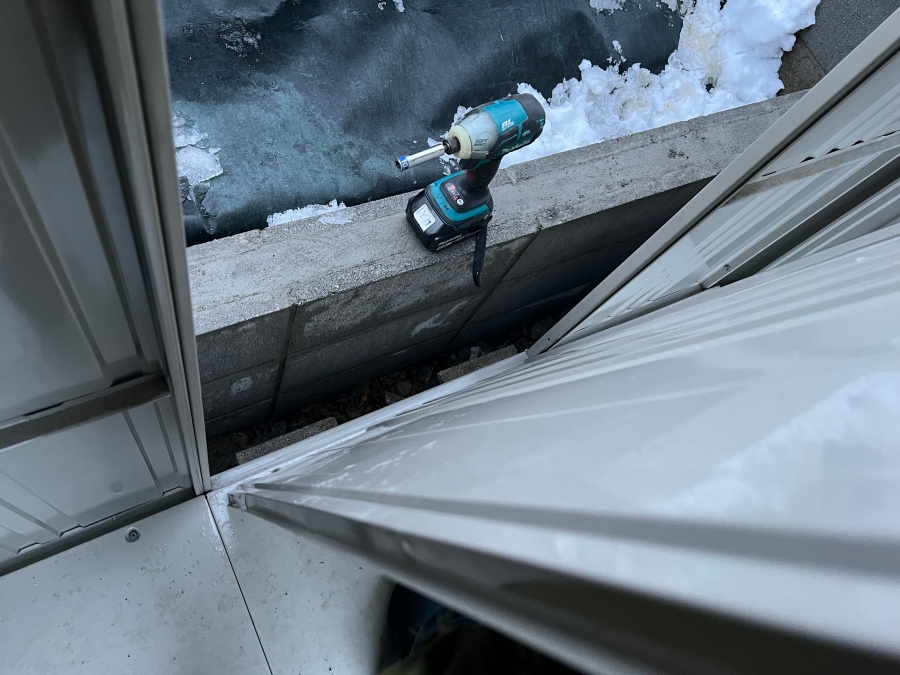 物置の壁を取り付ける様子