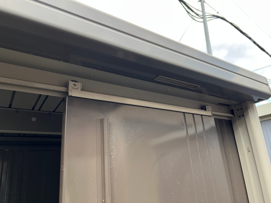 物置のドアを取り付ける様子