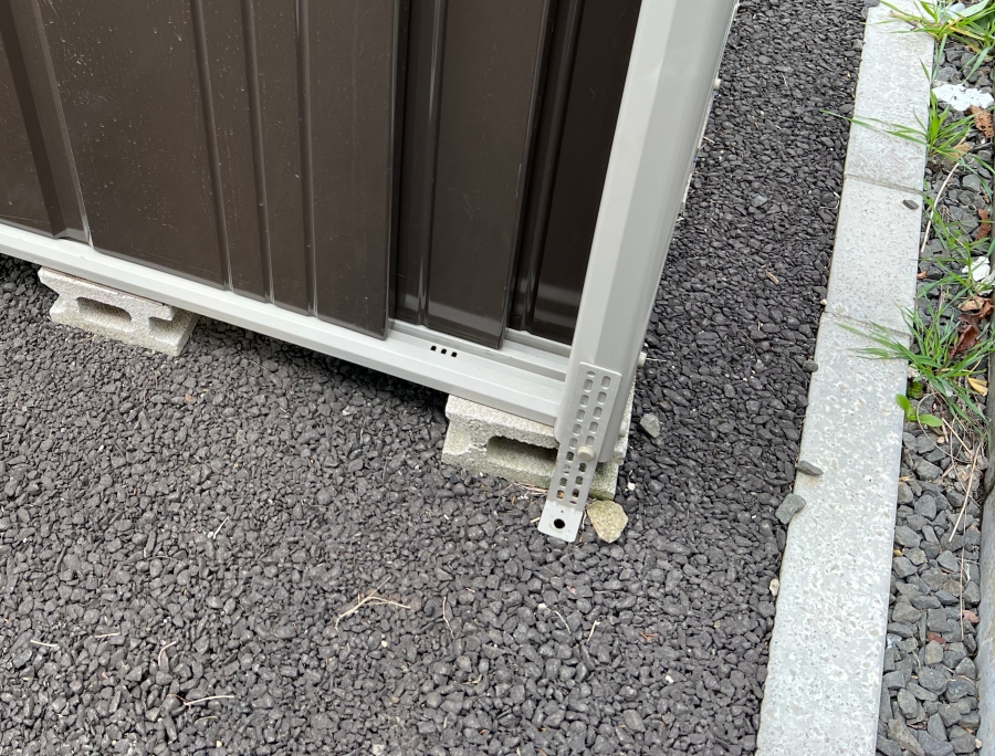 物置をアンカープレートで固定した画像