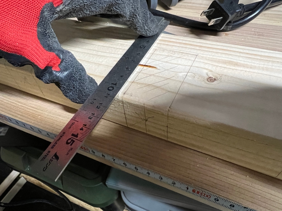 完全スコヤで木材に墨付けする様子