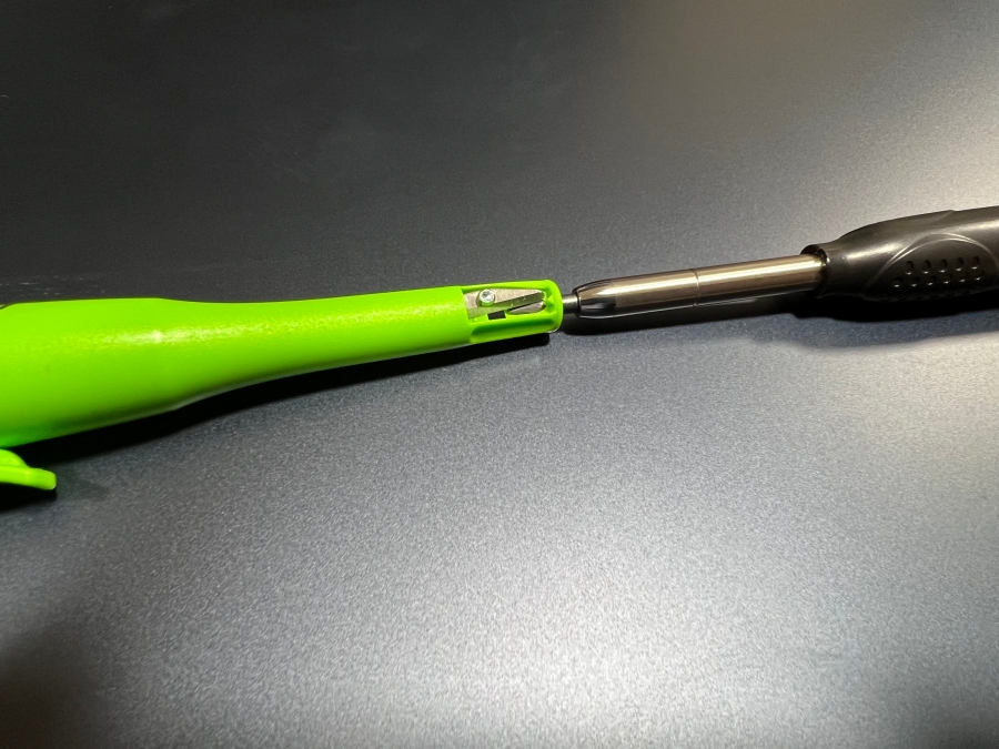 ピカマーカー3030のキャップに内蔵された削り器で芯を削る様子