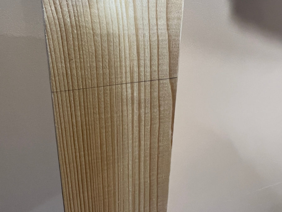 ピカマーカー3030で木材に墨付けした線