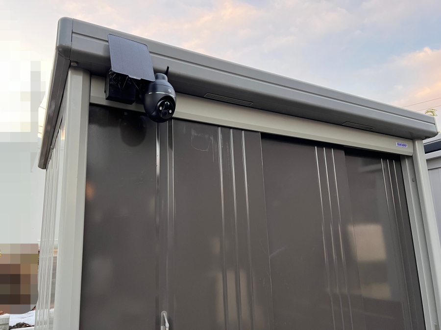 物置に穴あけしないで取り付けたソーラー防犯カメラ