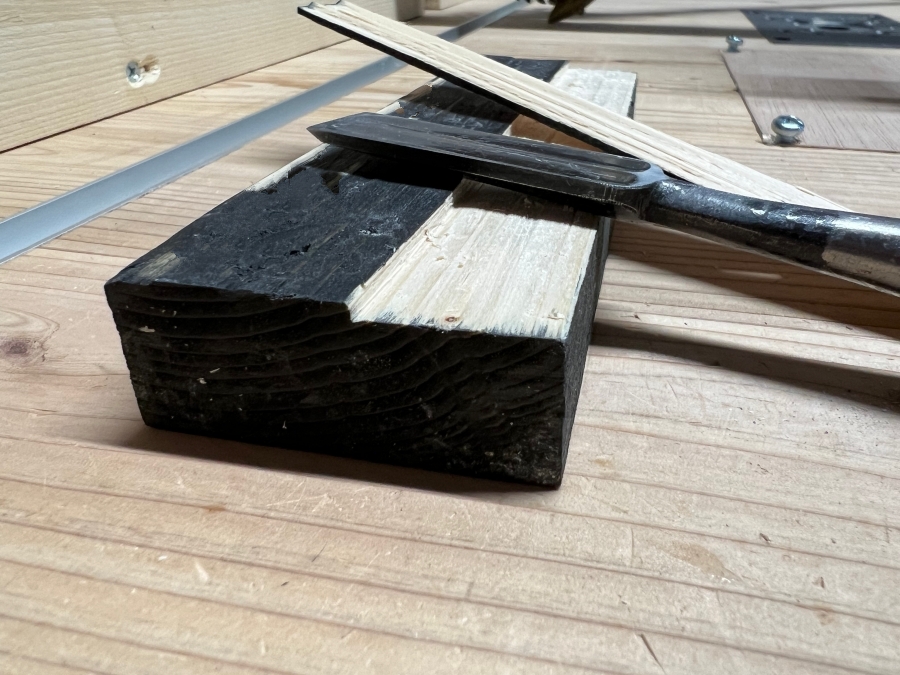 鑿で削った木材