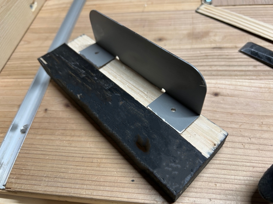 木材にアングルを固定した画像