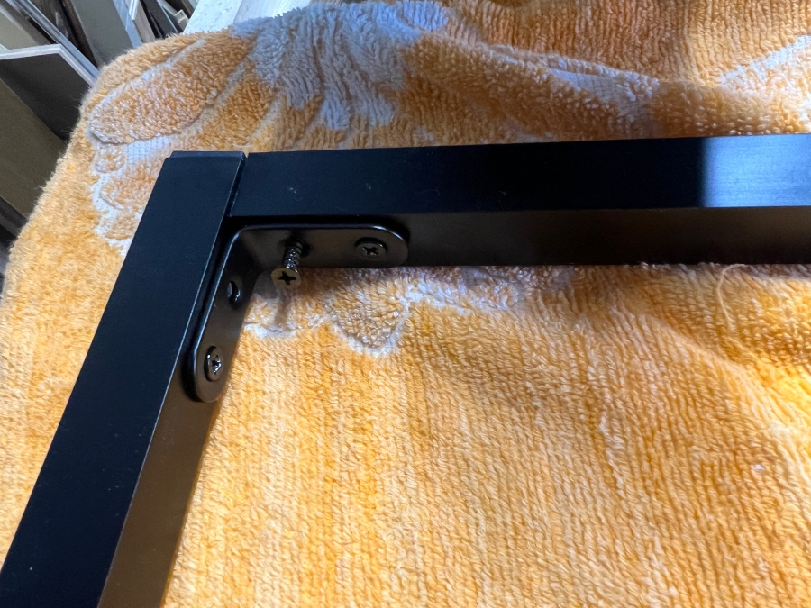 L字金具でアルミ角パイプを固定する画像