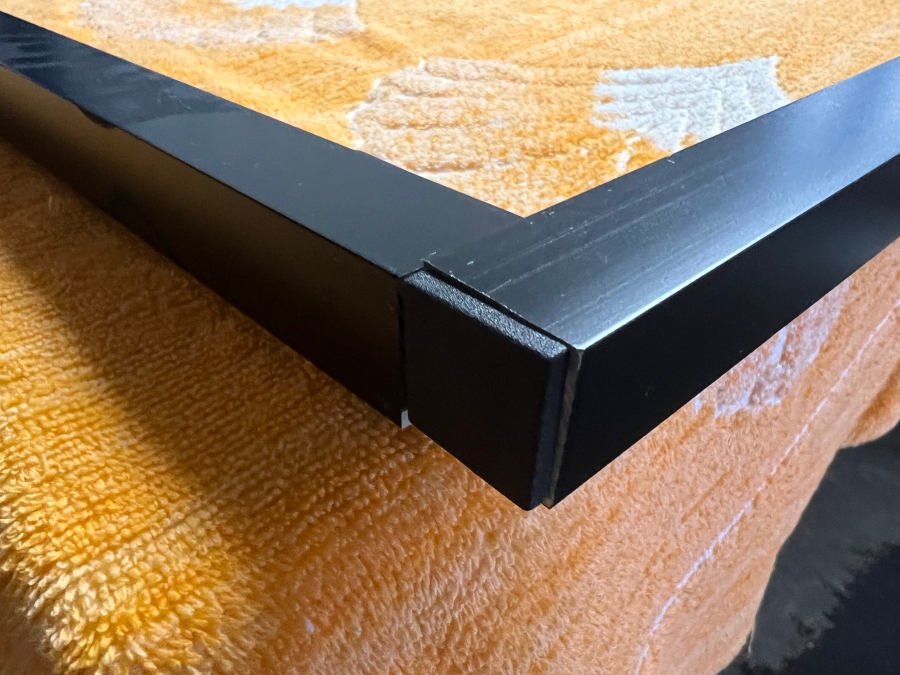 キャップを取り付けたアルミ角パイプの画像