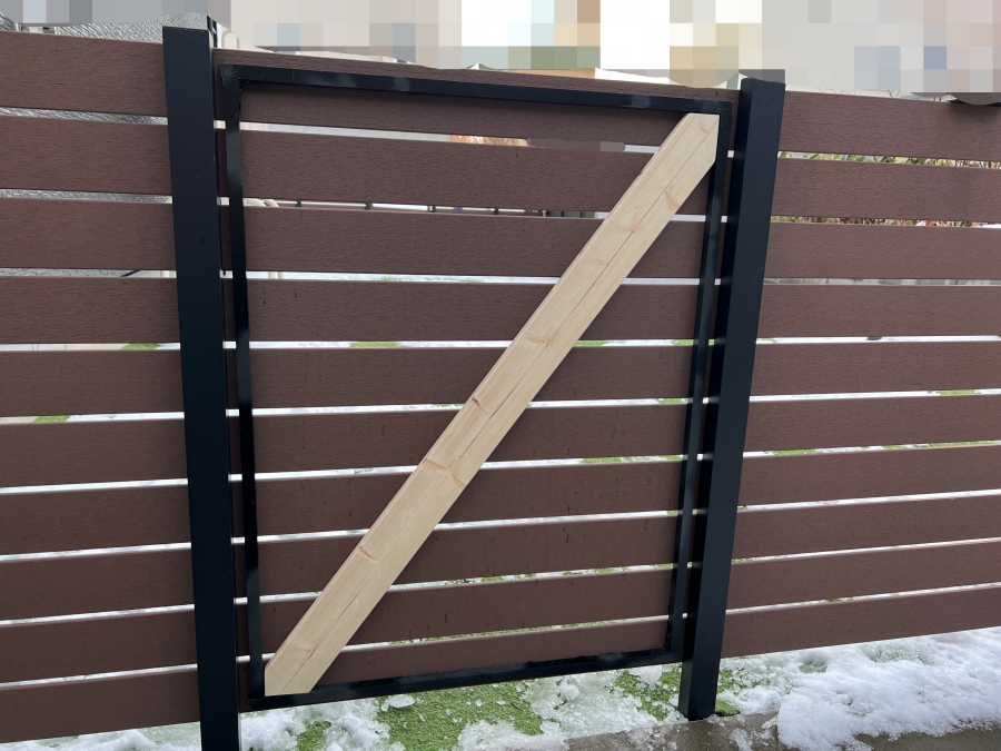 フェンスドアの枠に筋交いを入れた画像