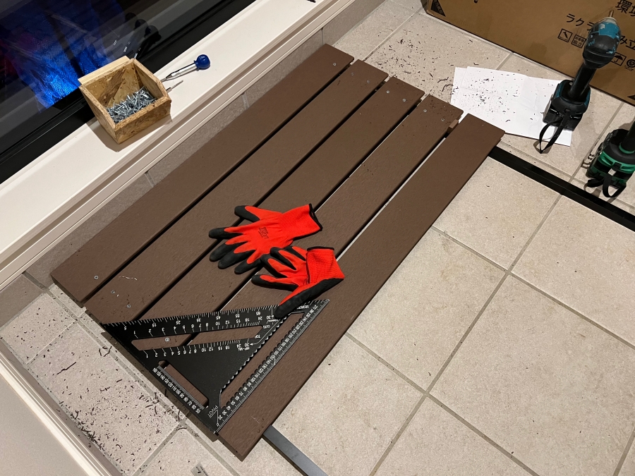 アルミ角パイプに人工木を取り付けてフェンスドアを作る様子