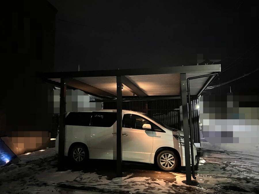 ソーラーライトを取り付けたカーポートの画像