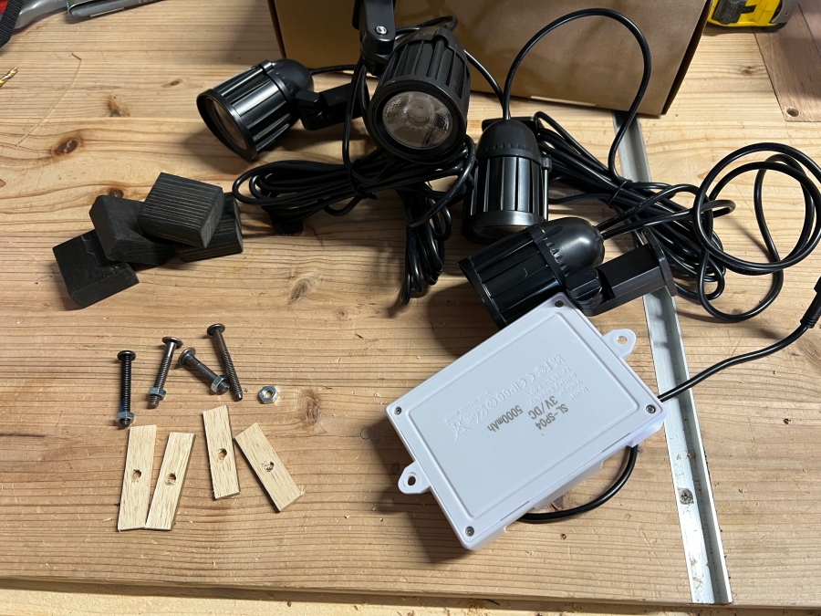 カーポートにソーラーライトを取り付けるために使うボルトや木材などの材料