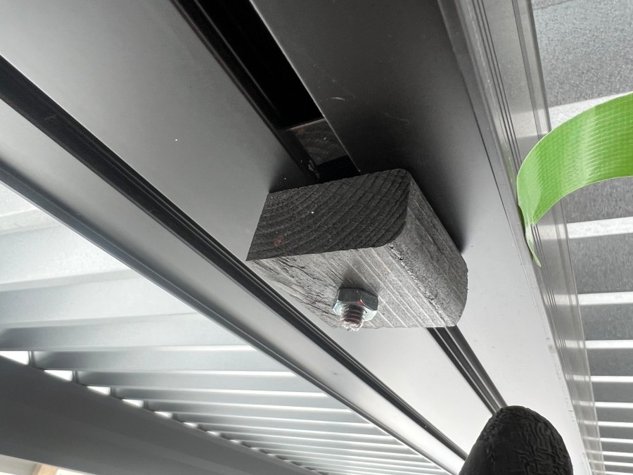 カーポート梁の溝に差し込んだボルトに木材を取り付けた様子