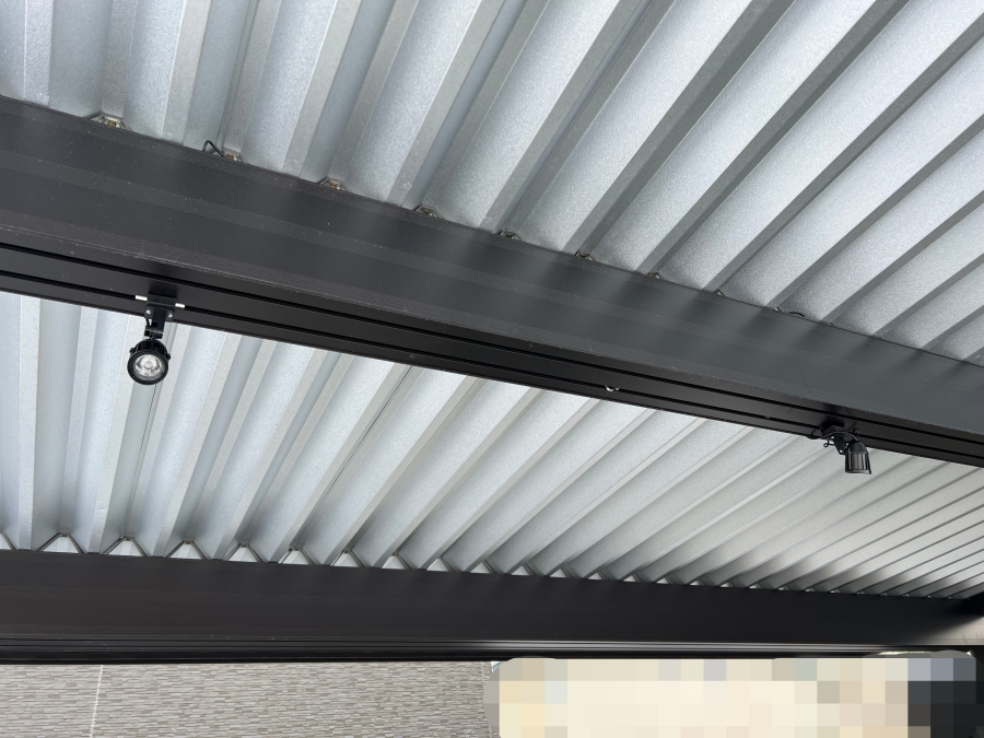 穴あけせずにカーポートへ取り付けたソーラーライト