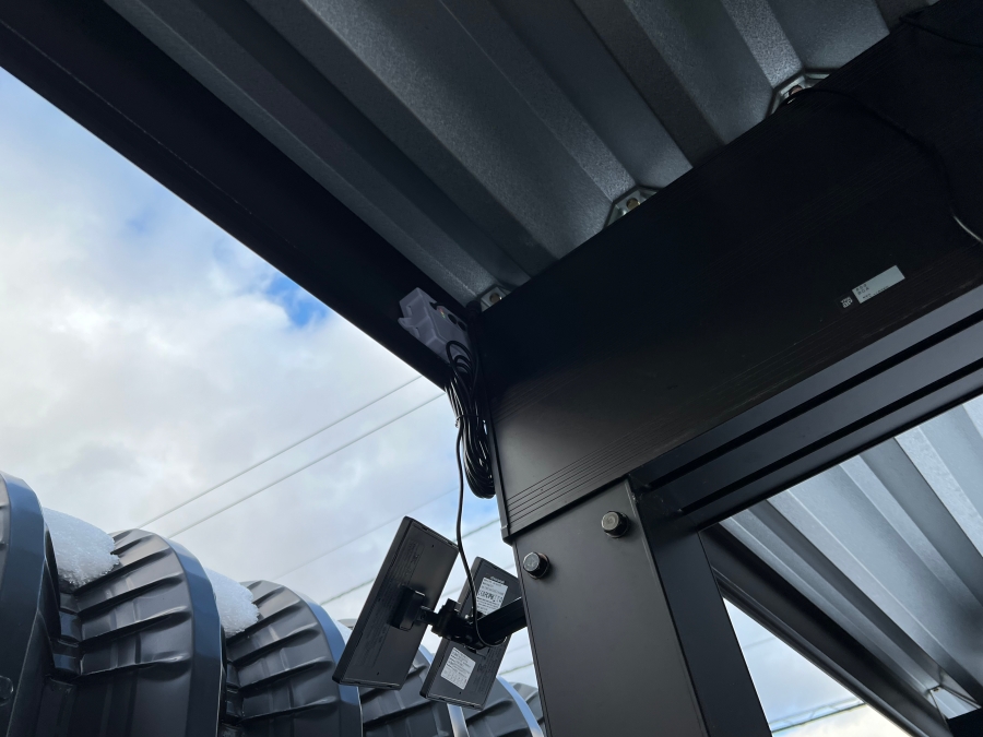 カーポートに取り付けたソーラーライトのパネル