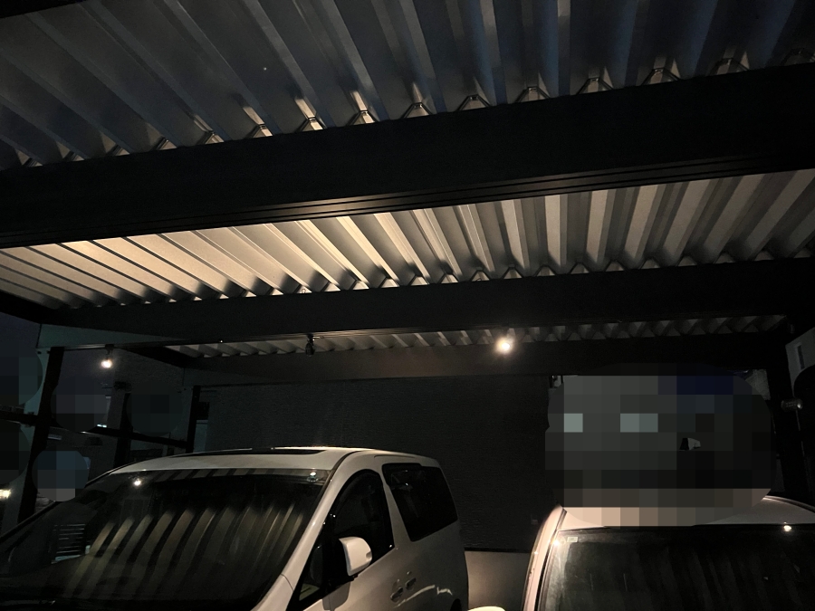 ソーラーライトが点灯したカーポートの画像