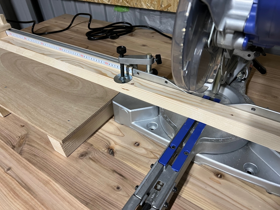 自作したマイターソーステーションで木材をカットする様子