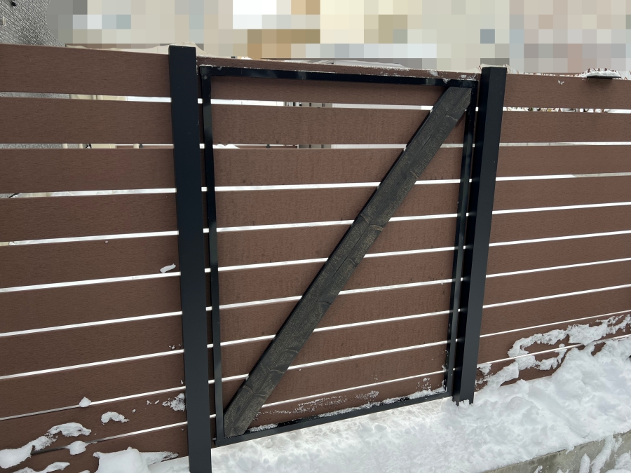 DIYで作った人工木フェンスのドア