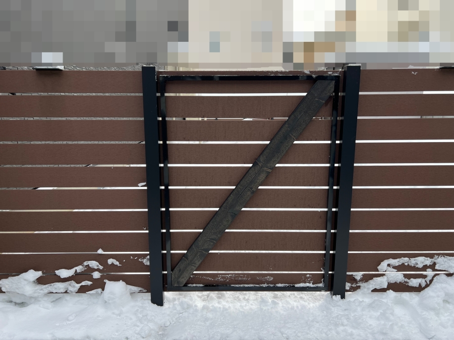 DIYで作った人工木フェンスのドア