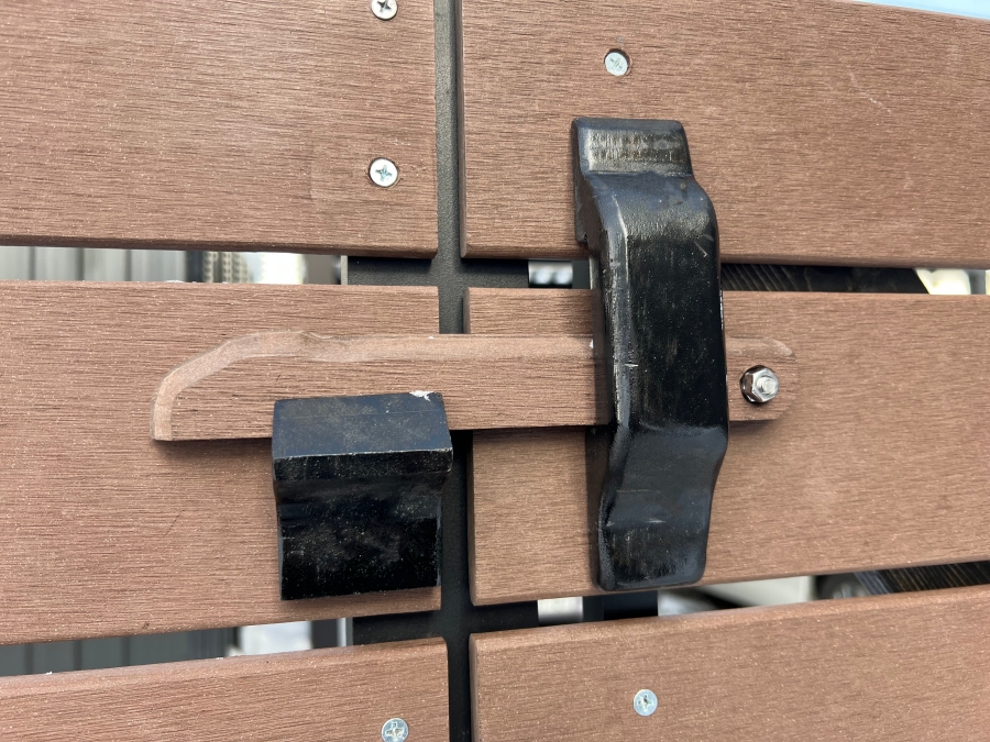 DIYで作った人工木目隠しフェンスドアに自動ロック機能がついたラッチ（鍵）の画像