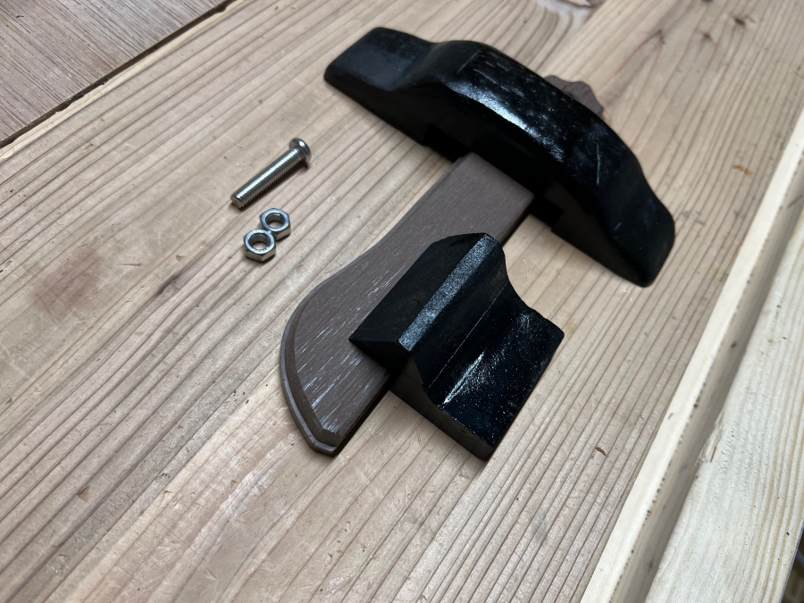 DIYで作った人工木目隠しフェンスドアのラッチ（鍵）に使う材料の画像