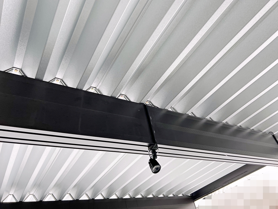 配線カバーを取り付けたソーラライトの画像