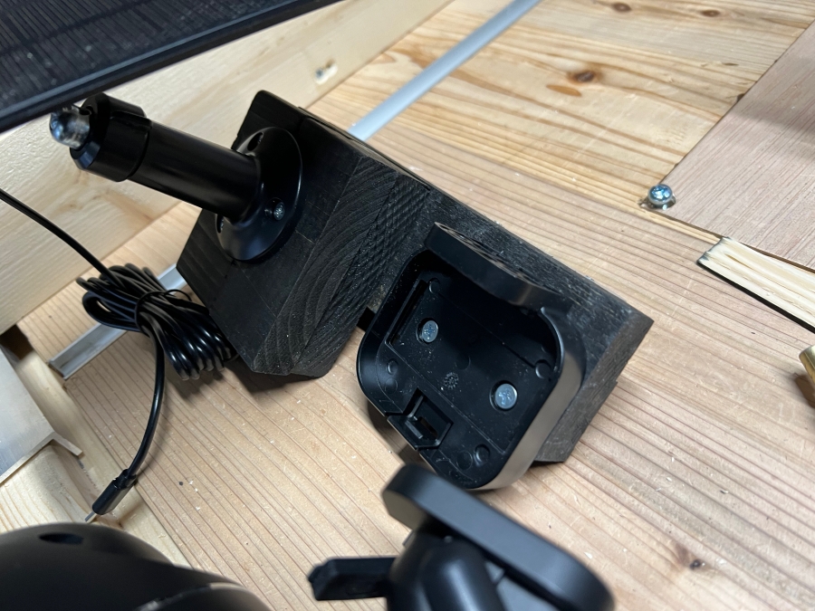 加工した木材にソーラー防犯カメラを取り付けた画像